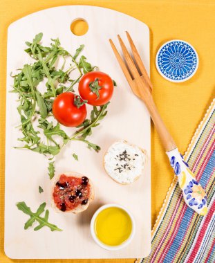 Taze ve sağlıklı snack ekmek, domates ve lor peyniri ile