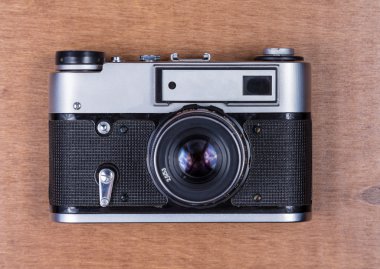 Ahşap bir masa üzerine Retro fotoğraf makinesi