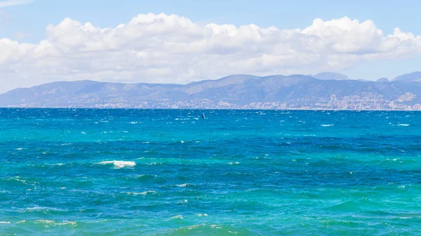 Surfista solitario en el mar — Foto de Stock