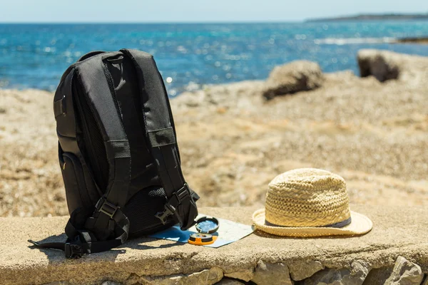 Utazási koncepció hátizsák, Térkép, iránytű és szalma kalap — Stock Fotó