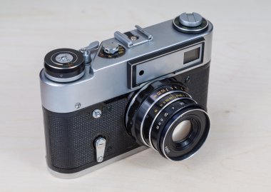 Ahşap bir masa üzerine Retro fotoğraf makinesi