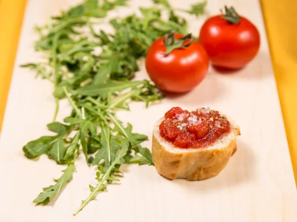 Snack fresco y saludable con pan y tomates — Foto de Stock