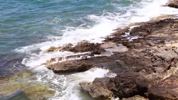 Dalgalar deniz ve taş kayalar — Stok video