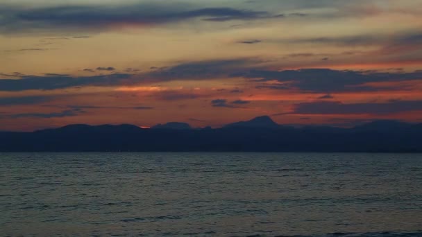 海和山区海上日落的轮廓 — 图库视频影像