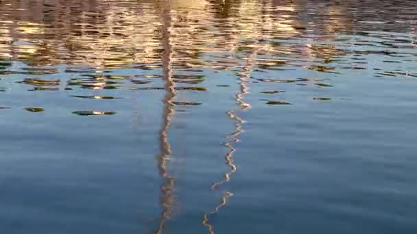 Reflexionen von Masten auf der Wasseroberfläche — Stockvideo