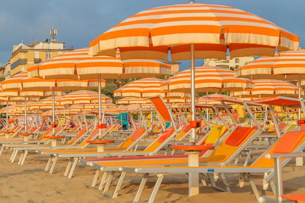 Chaise longues y sombrillas en una playa —  Fotos de Stock