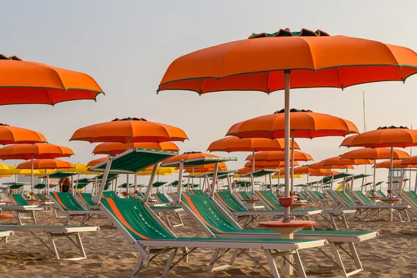 Chaise longues y sombrillas en una playa —  Fotos de Stock