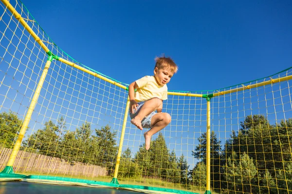 Kleine jongen op een trampoline — Stockfoto