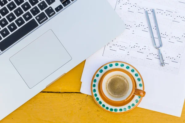 Portátil, taza de café y notas musicales —  Fotos de Stock