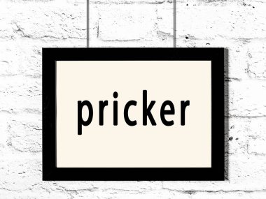 Beyaz tuğla duvarda asılı siyah çerçeve ve dikenli dikenli çivi.