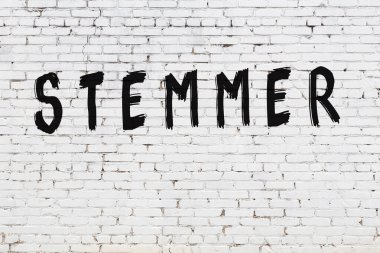 Beyaz tuğla duvara kazınmış bir stemmer.