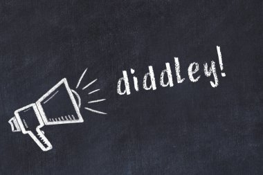 Kara karatahtaya tebeşir hoparlörü ve yazıt diddley