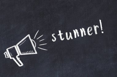 Tebeşir hoparlörü ve yazı tahtasındaki bayıltıcı yazı.