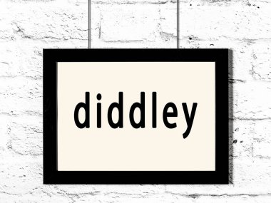 Beyaz tuğla duvarda asılı siyah çerçeve ve diddley yazısıyla