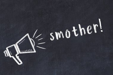 Tebeşir hoparlörü ve yazı tahtada boğuluyor.