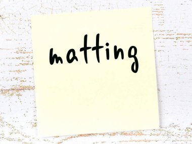 Tahta duvarda el yazısıyla yazılmış bir not var.