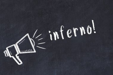 Tebeşir hoparlörü ve kara karatahtanın üzerindeki yazı cehennemi.