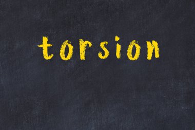 Üzerinde yazıt torsiyonu olan siyah karatahta