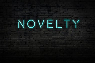 Neon işareti. Tuğla duvara karşı kelime yeniliği. Gece görünümü