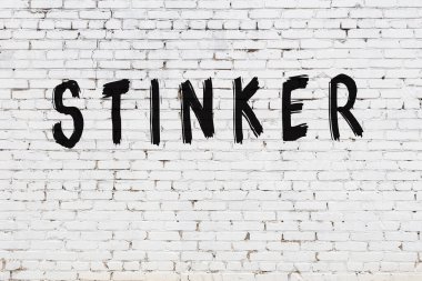 Üzerinde siyah boya olan beyaz duvar. Kokuşmuş.