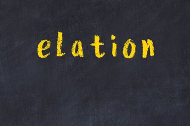 Sevinç sözcüğünün yazılı olduğu üniversite tebeşir masası.