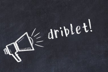 Siyah karatahtaya tebeşir hoparlörü ve yazı damlası