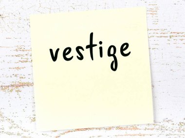 Kelime artığı olan sarı kağıt. Hatırlatma konsepti