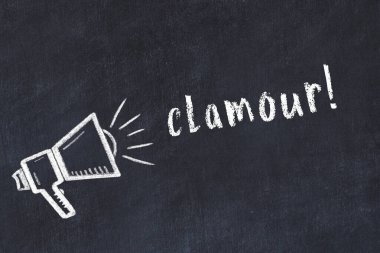 Tebeşir hoparlörü ve kara karatahtanın üzerindeki yazı yaygarası
