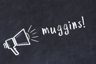 Kara karatahtaya tebeşir hoparlörü ve yazı kabadayıları