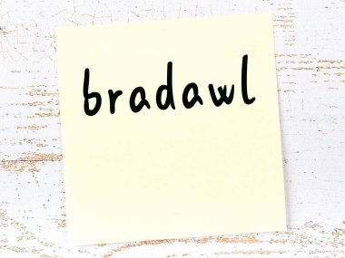 Tahta duvarda sarı yapışkan bir not, el yazısıyla yazılmış bir kavga.