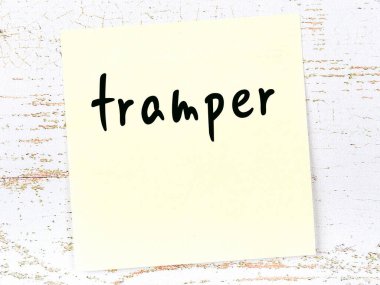 Tahta duvardaki sarı yapışkan notta el yazısıyla yazılmış berduş yazıyor.