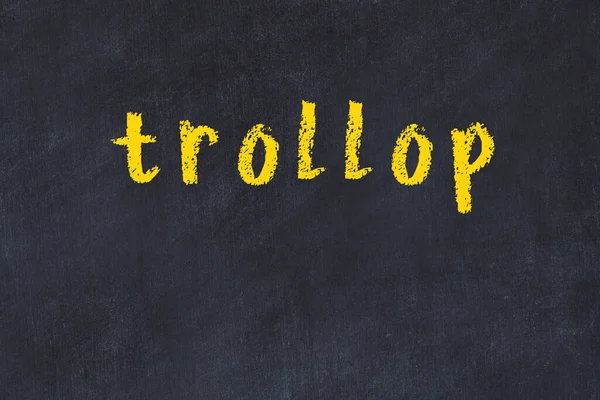 College krijt bureau met het woord trollop geschreven in — Stockfoto