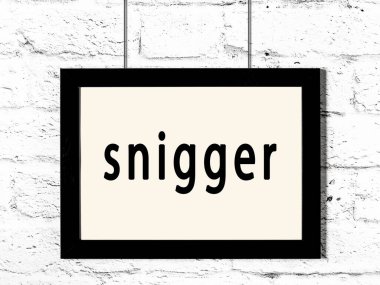 Beyaz tuğla duvarda asılı siyah çerçeve ve yazıt kıkırdaması.