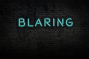 Neon işareti. Tuğla duvara karşı söylentiler. Gece görünümü