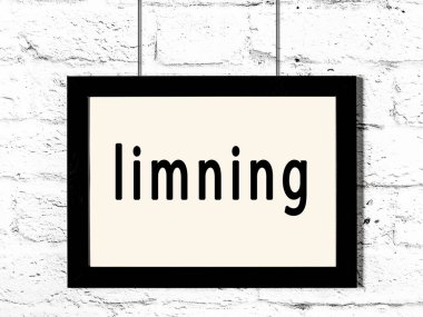 Siyah çerçeve beyaz tuğla duvarda asılı ve yazı uzuvları var.