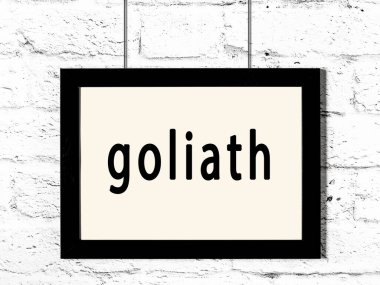 Beyaz tuğla duvarda asılı siyah çerçeve.