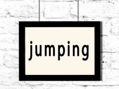 Beyaz tuğla duvarda asılı siyah çerçeve ve yazı atlaması