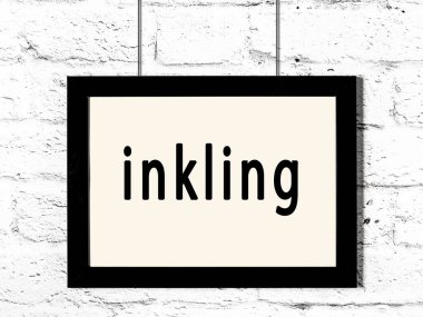 Beyaz tuğla duvarda asılı duran siyah çerçeve.