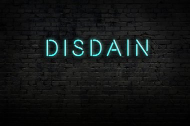 Neon işareti. Kelimeler tuğla duvara karşı küçümseniyor. Gece görünümü