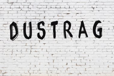 Beyaz tuğla duvara yazılan dustrag.