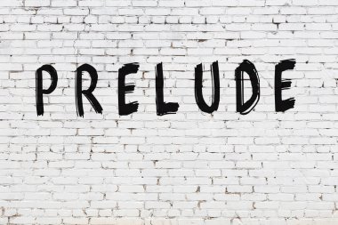 Beyaz tuğla duvara yazıt girişi