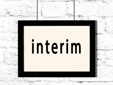 Beyaz tuğla duvarda asılı siyah çerçeve ve yazı aralığı