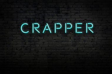 Neon işareti. Tuğla duvara karşı kelime pisliği. Gece görünümü