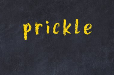 Üzerinde dikenli yazı olan siyah karatahta