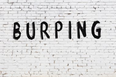 Üzerinde siyah boya yazan beyaz duvar geğiriyor.