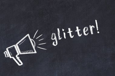 Tebeşir hoparlörü ve siyah karatahtaya yazılan simler.