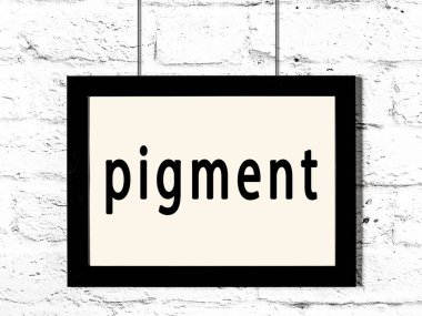 Beyaz tuğla duvarda asılı siyah çerçeve ve yazı pigmenti