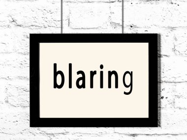 Beyaz tuğla duvarda asılı duran siyah çerçeve.