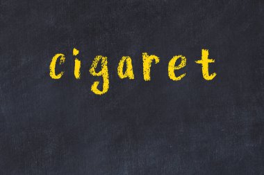 Üzerinde sigara bulunan siyah karatahta.