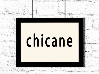 Beyaz tuğladan duvara asılmış siyah çerçeve.